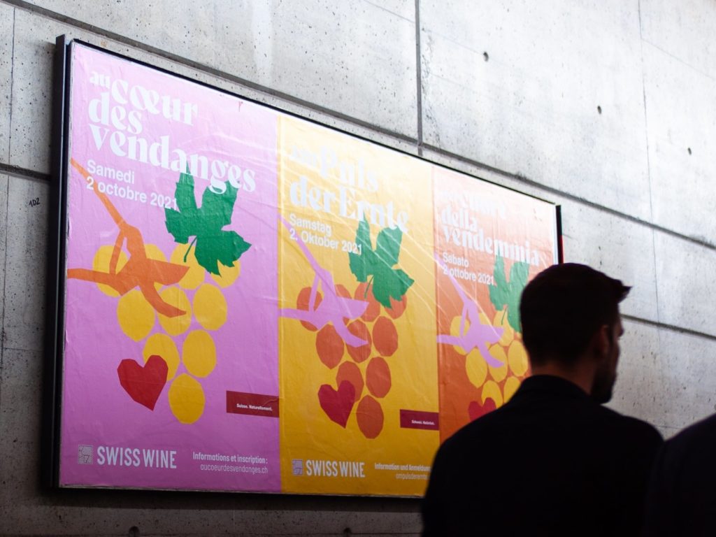 Affiche publicitaire "au coeur des vendanges" à la gare de Fribourg (CH)